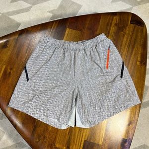 Men’s lululemon 5” surge shorts white herringbone